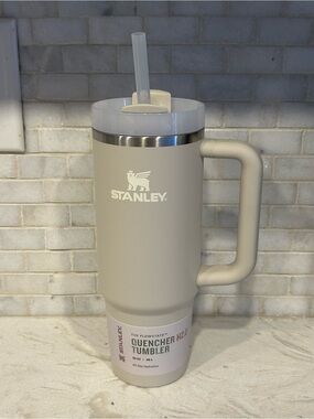 Stanley The Quencher Tumbler 30oz in Toasted Almond
